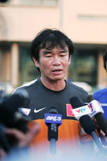 HLV Phan Thanh Hùng trả lời báo chí sau buổi tập.